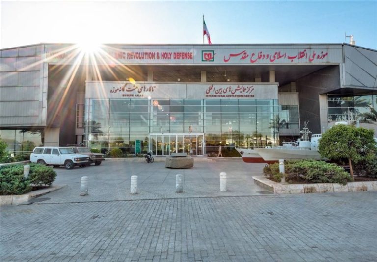 نمایشگاه هنری «روز سرخ» به مناسبت ایام اربعین حسینی
