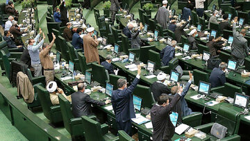 نمایندگان گوشی به دست در جلسه رای اعتماد وزیر ورزش+عکس