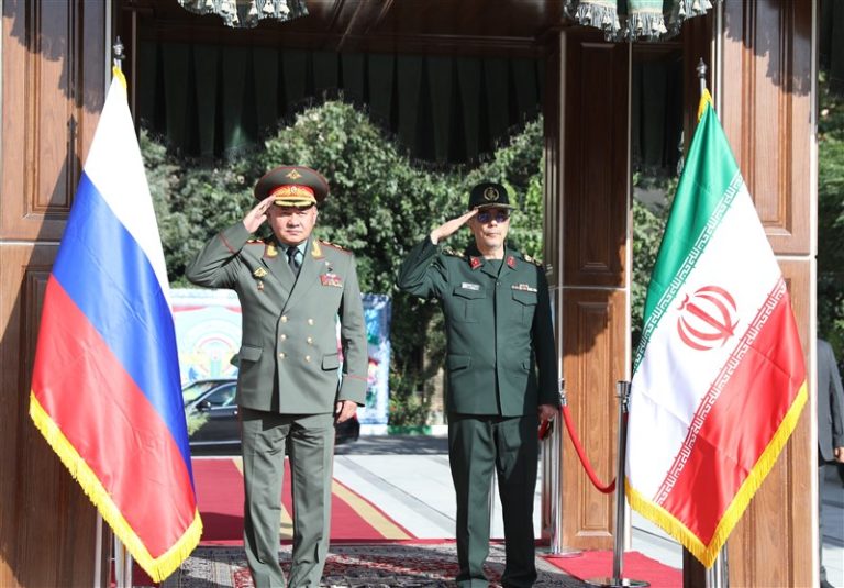 وزیر دفاع روسیه با سرلشکر باقری دیدار کرد