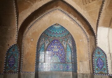 وضعیت خاص مسجد سید اصفهان/ از کاشیهای فروریخته تا مرمتهای ناشیانه!