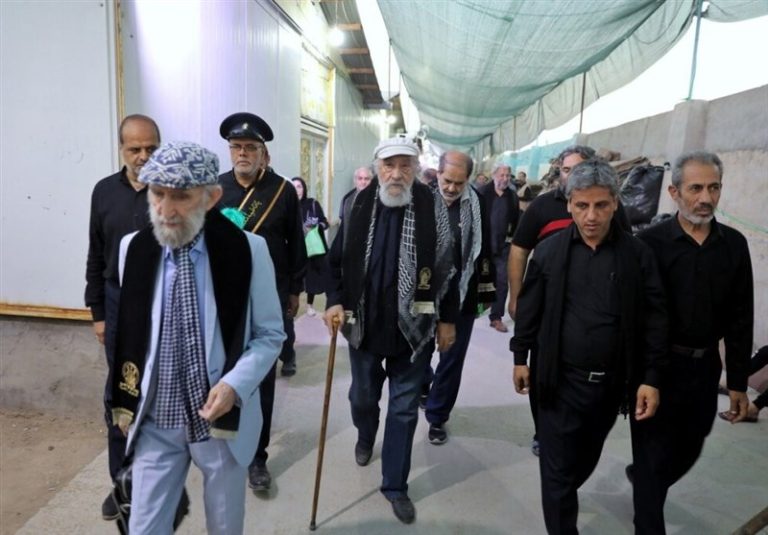 پذیرایی داریوش ارجمند و جمعی از هنرمندان از زائران اربعین در عمود ۱۰۸۰ + فیلم