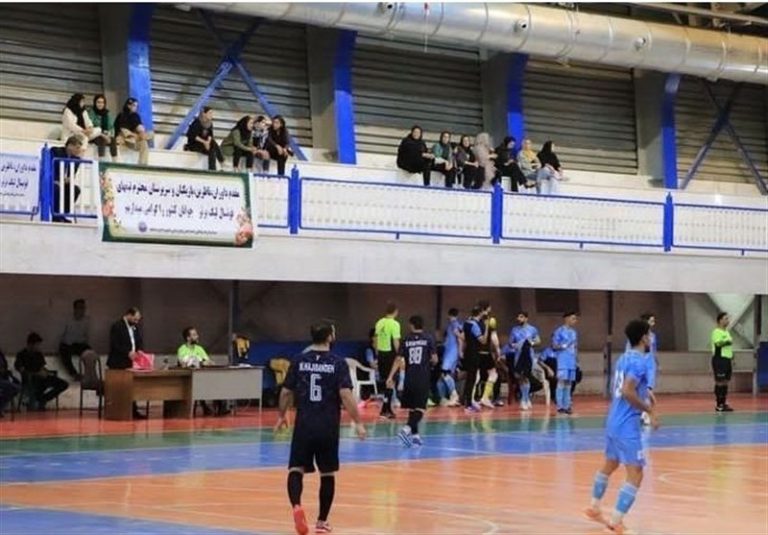 چرا بانوان تماشاگر از سالن بازی لیگ برتر فوتسال خارج شدند؟