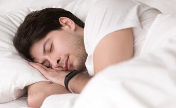 آیا خوابیدن در سمت راست و چپ تخت خواب بر شخصیت تاثیر دارد؟