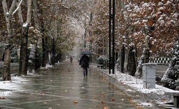 احتمال بارش اولین برف پاییزی در کشور/ تهران بارانی می‌شود