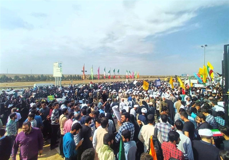 استقبال دانشجویان از شیخ زکزاکی در فرودگاه امام (ره)