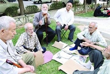 اعتراض به توقف همسان سازی حقوق/ دولت ها بزرگترین عامل تورم هستند