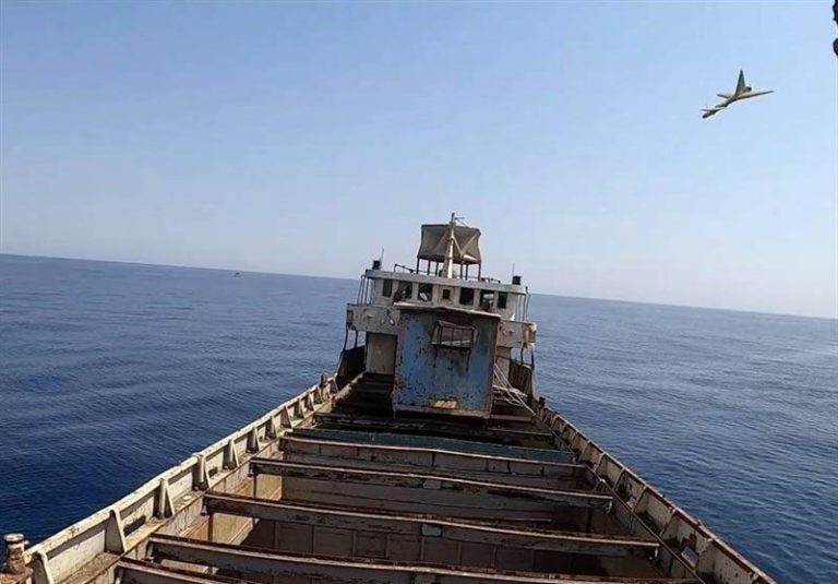 انهدام شناور دریایی با پهپاد انتحاری ابابیل ۲ در رزمایش ارتش