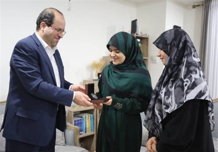 اهدای مدال نقره ای دانشگاه تهران به خانواده شهید صابر