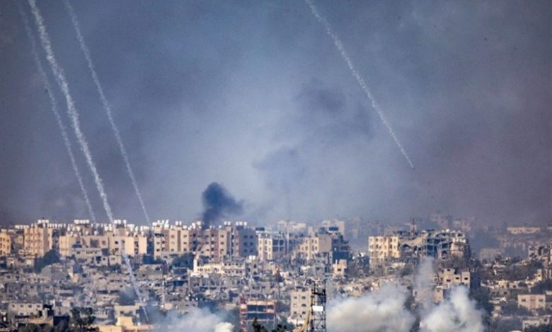 بیست‌و پنجمین روز «طوفان الاقصی»| اسرائیل اطراف یک بیمارستان را در غزه بمباران کرد/ فرود بالگرد حامل نظامیان مجروح صهیونیست در اشدود+تصویر
