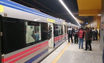 بیهوش شدن یک دانش آموز دختر در متروی تهران/ ماجرا چه بود؟