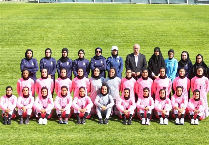 تاج خطاب به سرمربی تیم ملی بانوان: فوتبالیها مشتاقانه بازیهای شما را پیگیری میکنند