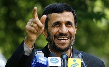 تصاویری از محمود احمدی‌نژاد در حال یادگیری کار با دوربین عکاسی
