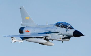 جنگنده چینی که به دنبال هواپیمای کانادایی افتاد!/ فیلم