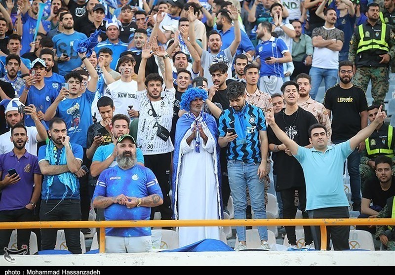 حاشیه دیدار استقلال – هوادار| استقبال هواداران از هاشمینسب و حضور سرمربی گلگهر در ورزشگاه