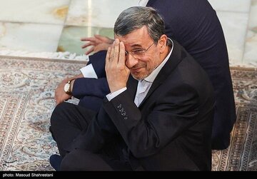 حمله به محمود احمدی نژاد از سوی رسانه اصولگرا /او ۱۰ ساعت در فرودگاه بست نشست و حاضر به عقب نشینی نشد