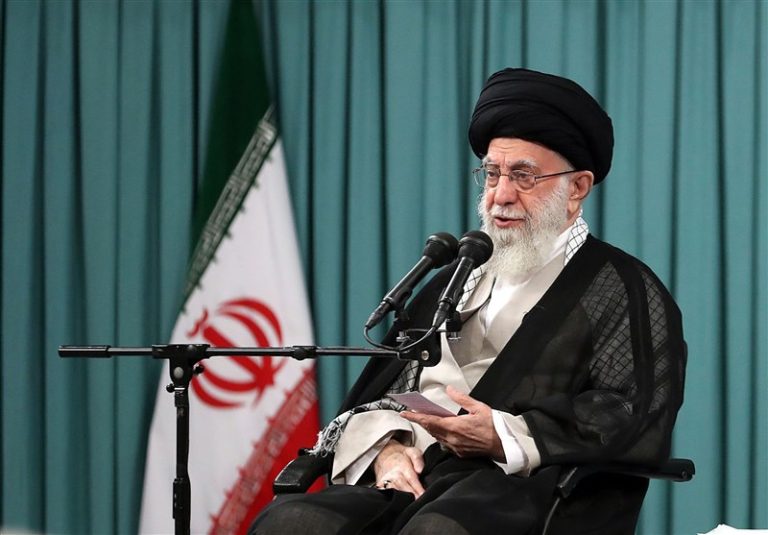رهبر انقلاب: زنده نگه داشتن یاد و نام شهدا مهمترین وظیفه است