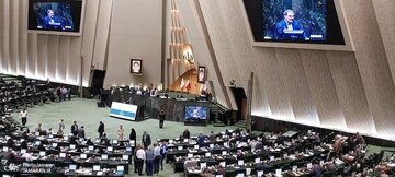 شعار مرگ بر آمریکا و مرگ بر اسرائیل در صحن مجلس/ واکنش پارلمان ایران به عملیات بزرگ علیه اسرائیل