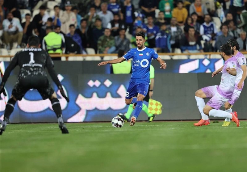 شکست استقلال مقابل هوادار در نیمه اول