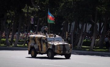 علامت جدید مبهم روی خودروهای نظامی باکو/عکس