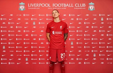 عکس| بوسهی جالب مهاجم قرمزها به توپ