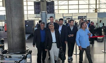 عکس محمود احمدی نژاد در لحظه پس گرفتن پاسپورتش