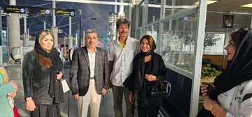 عکس یادگاری احمدی نژاد با چند زن پیش از سفر به خارج از کشور