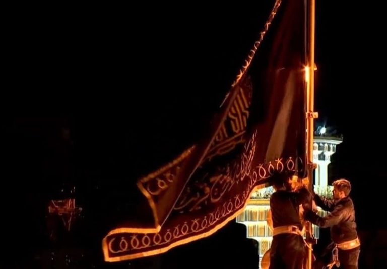 پرچم گنبد حرم امام رضا(ع) تعویض شد/ اعلام عزا در حرم رضوی به دنبال جنایات صهیونیستها
