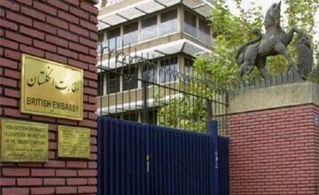 گاف بزرگ و بنر اشتباه شهردای تهران جلوی سفارت انگلیس/ عکس