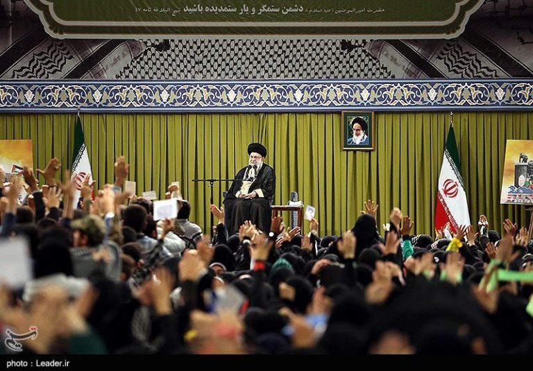 امام خامنه ای: ۱۳ آبان ۵۸ ضربه ملت ایران به آمریکا بود