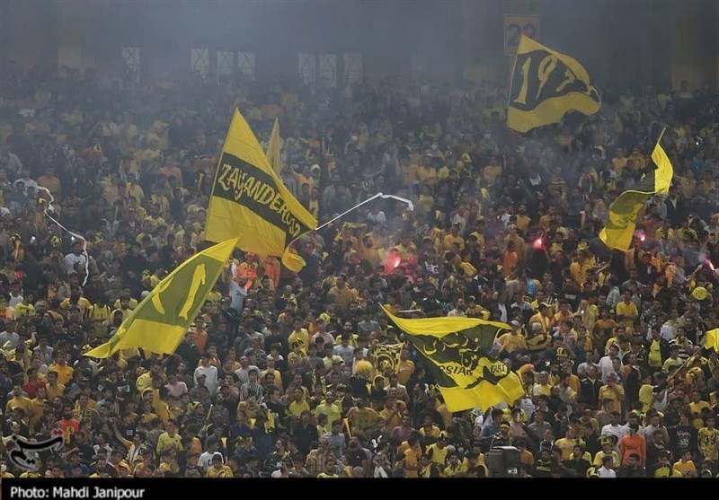 اولین حضور بانوان هوادار سپاهان در ورزشگاه/ تاج پرسپولیسی شد!