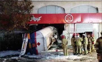 تانکر سوخت در تهران بعد از واژگونی وارد فروشگاه شد/ عکس