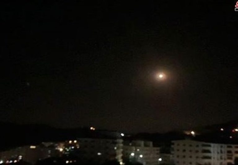 تجاوز جدید رژیم صهیونیستی به اهدافی در جنوب سوریه/ المیادین: شرق دیرالزور هدف ۴ حمله موشکی قرار گرفت