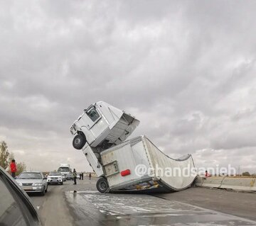تصویر عجیب از تریلیای که در جاده پیچ خورده است!