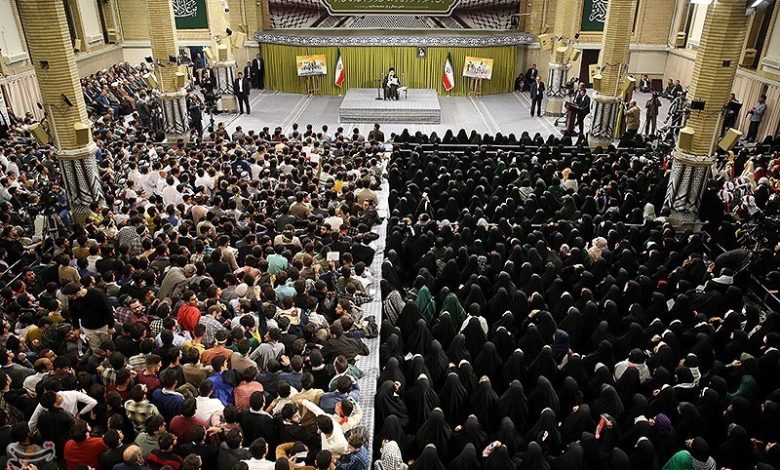 حاشیه‌نگاری دیدار رهبر انقلاب با دانش‌آموزان/ زنگ اول؛ درس استکبارستیزی/ «بسیج لندن» در حسینیه امام خمینی
