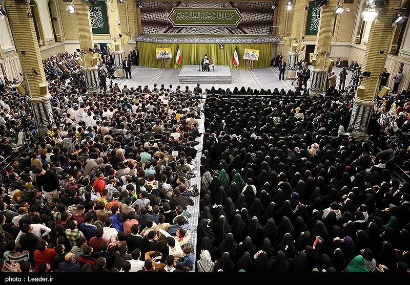 حاشیهنگاری دیدار رهبر انقلاب با دانشآموزان/ زنگ اول؛ درس استکبارستیزی/ «بسیج لندن» در حسینیه امام خمینی
