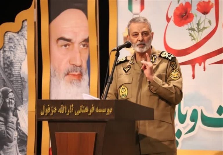 فرمانده ارتش: با صدای بلند اعلام میکنیم که در سمت دفاع از مردم فلسطین و در مقابل آمریکا ایستادهایم