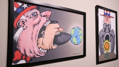 گزارشی از نمایشگاه کارتون و کاریکاتور آمریکای لاتین/ از قلم تیز هنرمندان استکبارستیز در حمایت از مردم مظلوم فلسطین تا شوخی با پله و مارادونا!
