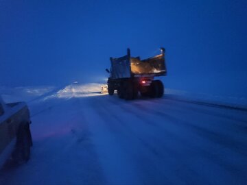 بارش یکروزه برف در آذربایجانغربی: مدارس چندین شهر تعطیل شد / ۱۰۷۴ کیلومتر محورهای مواصلاتی برفروبی شد