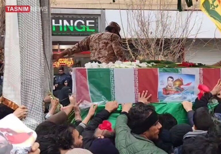 بدرقه شهدای مدافع حرم در قم/ پیکر شهیدان آقازادهنژاد و کریمی در گلزار شهدا آرام گرفت + فیلم