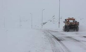 برف و کولاک، راه ۲۴۰ روستای آذربایجان‌غربی را بست / نجات ۲۴ خودروی گرفتار در جاده‌ها