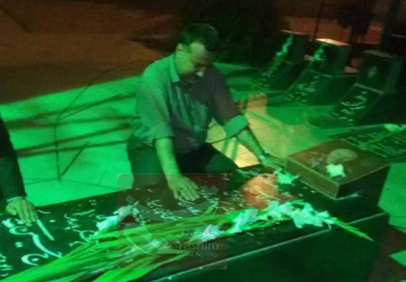 تصویر حضور شهید سیدرضی بر مزار دوست قدیمی شهید همدانی