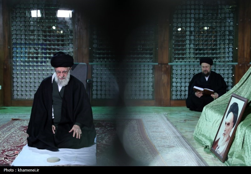 حضور رهبر انقلاب در حرم مطهر امام راحل و گلزار شهدای بهشت زهرا(س) به‌مناسبت دهه فجر