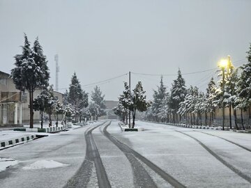 در ۳۴اُمین روز زمستان، بالاخره در ارومیه برف بارید / مدارس بیشتر شهرهای آذربایجان‌غربی تعطیل شد