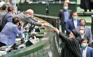 دود اختلاف مجلس و دولت بر سر بودجه، به چشم مردم می رود