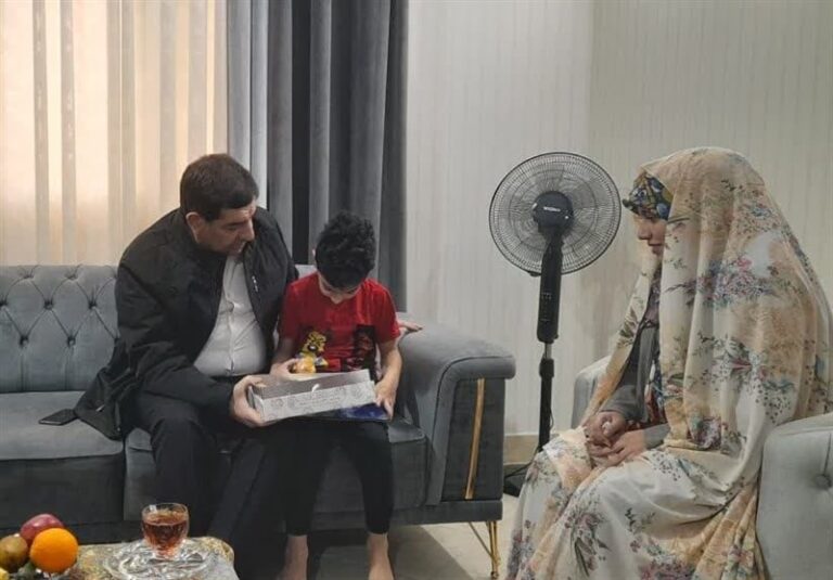 دیدار مخبر با “آرتین سرایداران”/ دولت خود را موظف به حل مشکلات خانواده شهدا میداند