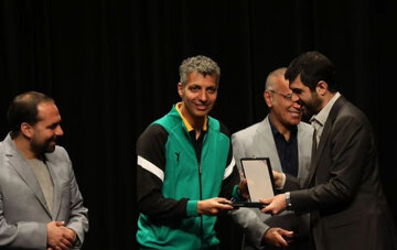 عکس| عادل فردوسیپور و شاگردانش در دانشگاه شریف