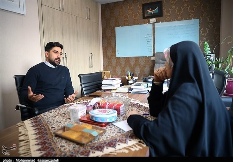 فکر مهاجرت از دانشگاهها به مدارس کشیده شده است/ ایرانیان خارج از کشور چطور میتوانند مسئله سربازیشان را حل کنند؟/ گفتگو با سید علی حسینی