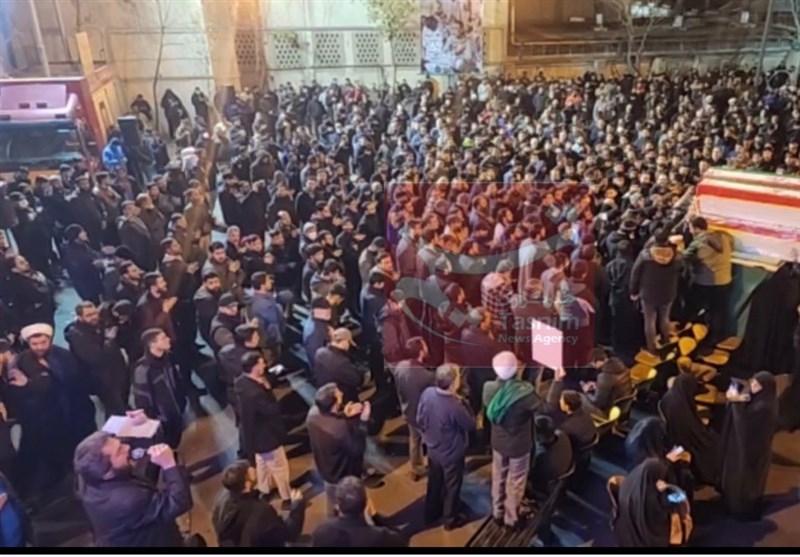 مردم در ساعات پایانی امشب با ۵ شهید حمله اسرائیل در معراج وداع کردند