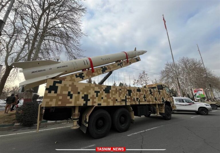 موشکهای بالستیک «خیبرشکن» و «قدر» در کنگره ۲۴هزار شهید تهران