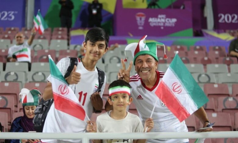 همدلی هواداران در حاشیه دیدار ایران و سوریه/ حضور مورایس و ملی‌پوشان سابق در ورزشگاه